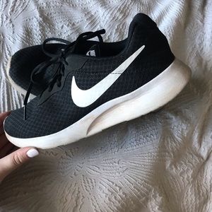 WOMENS BLACK NIKES 🤍